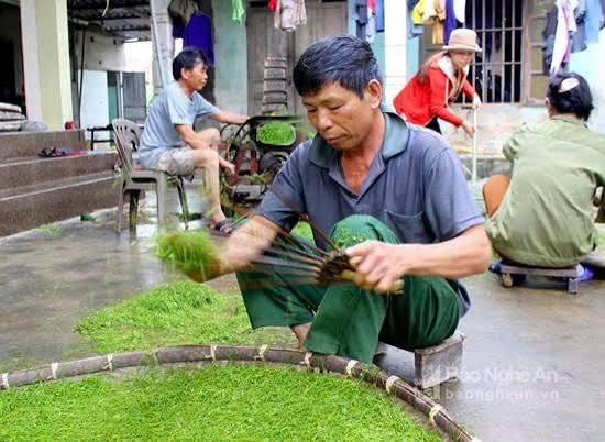 Tổng Kho Ruốc Đen Quốc Dân: Uy Tín Gần 50 Năm Giữ Trọn Bàn Tay Nghệ Nhân Già